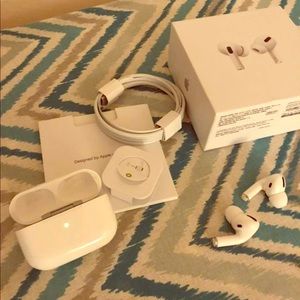 AIRPOD PROS (newish)